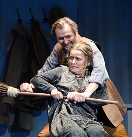 Rolf A. Scheider als Peter Besenbinder in Hänsel und Gretel mit Dagmar Hesse als Mutter© Kühle.