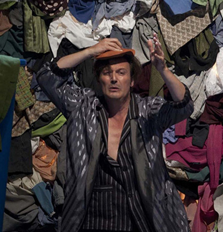 Rolf A. Scheider als Don Magnifico in „La Cenerentola“     © Wil van Irsel.