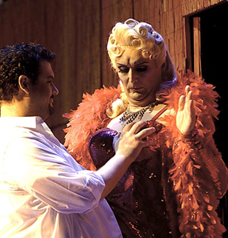 Rolf A. Scheider als Madam Colette in „Salsipuedes“ von D. Catan mit Dominik Wortig als Lucero.